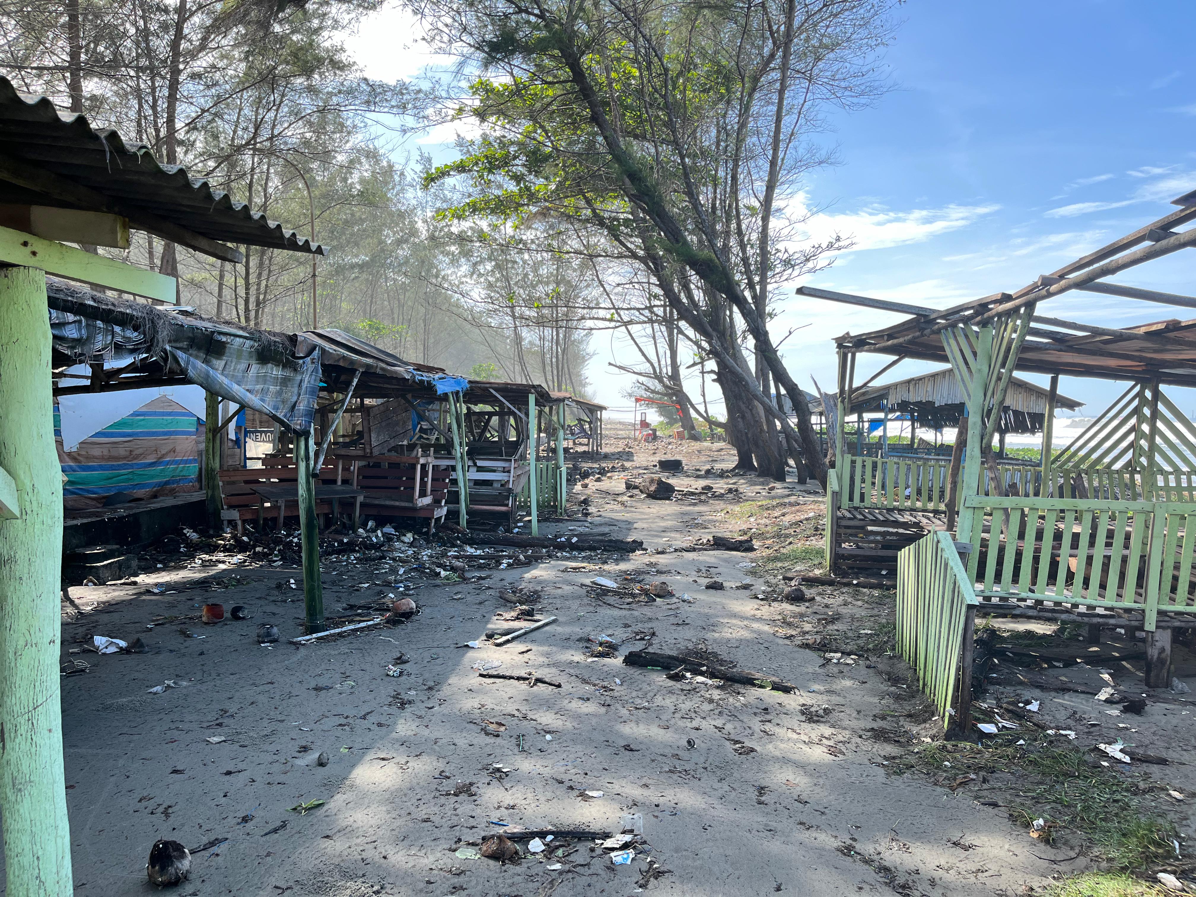 Gravitasi Bulan, Puluhan Lapak Pedagang Pantai Berkas Diterjang Ombak 