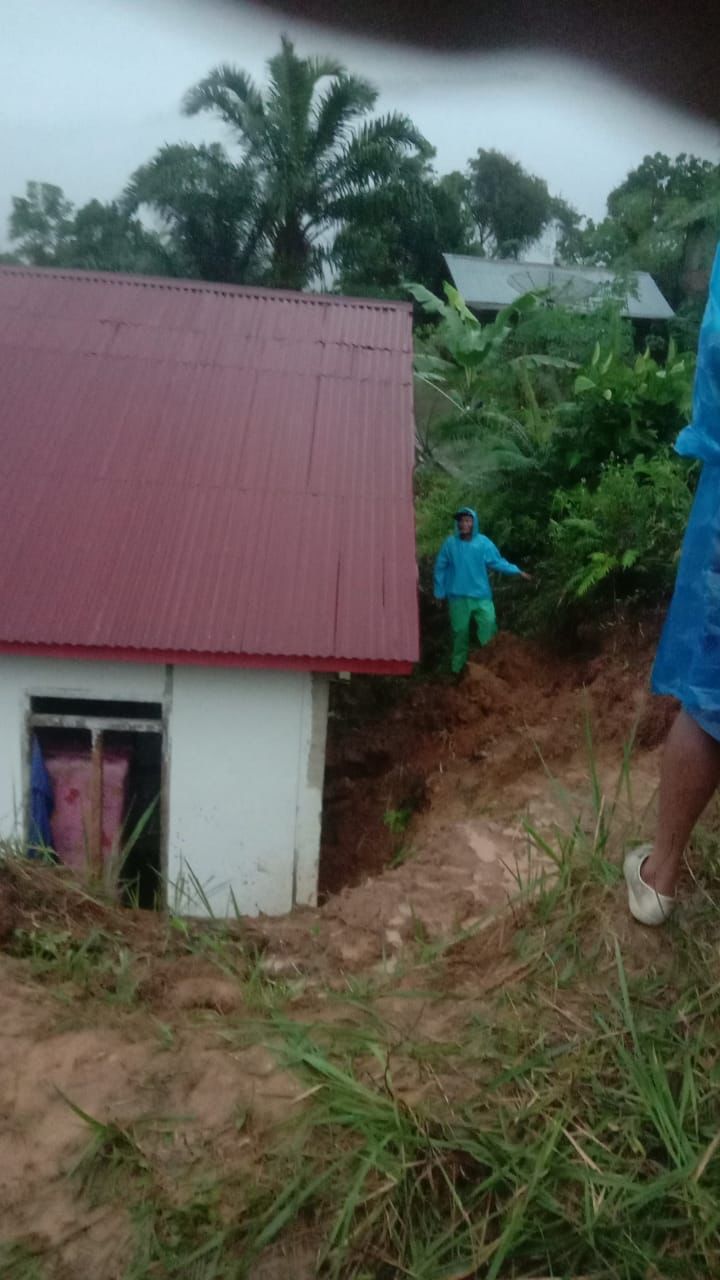 Rumah Warga Desa Ketenong Ditimpa Longsor, Satu Keluarga Ngungsi