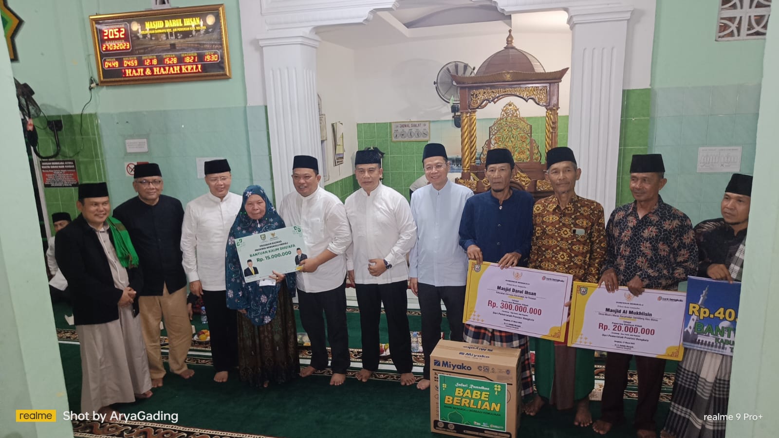 Safari Ramadhan di Seluma, Gubernur Rohidin Bawa Bantuan Rp 1,5 Miliar untuk Mesjid dan Pura