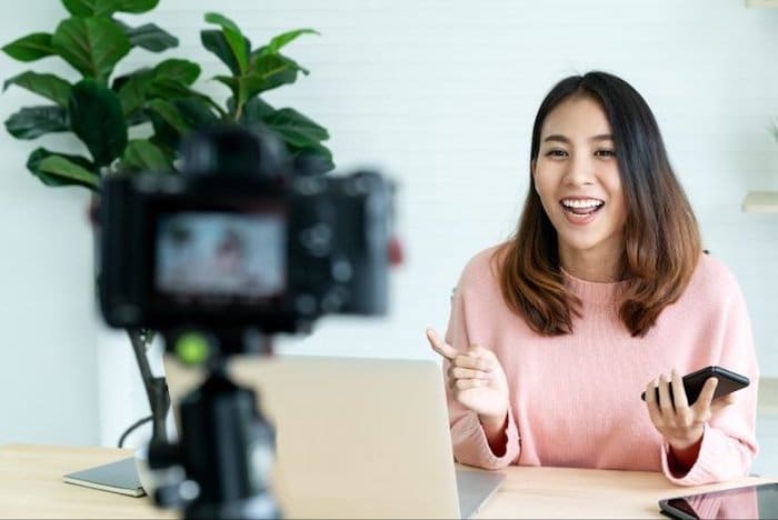 Sering Kelihatan Kaku di Depan Kamera? Coba 5 Trik Ini