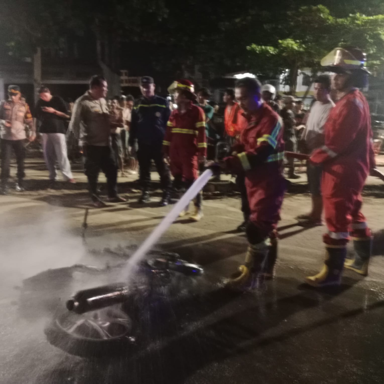 Diduga Tawuran Remaja Perang Sarung, Ujungnya Sepeda Motor Dibakar