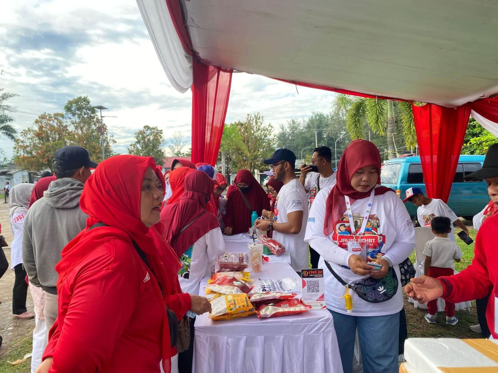 Peserta Jalan Sehat Merah Putih Bengkulu Borong Sayur dan Sembako Harga Murah