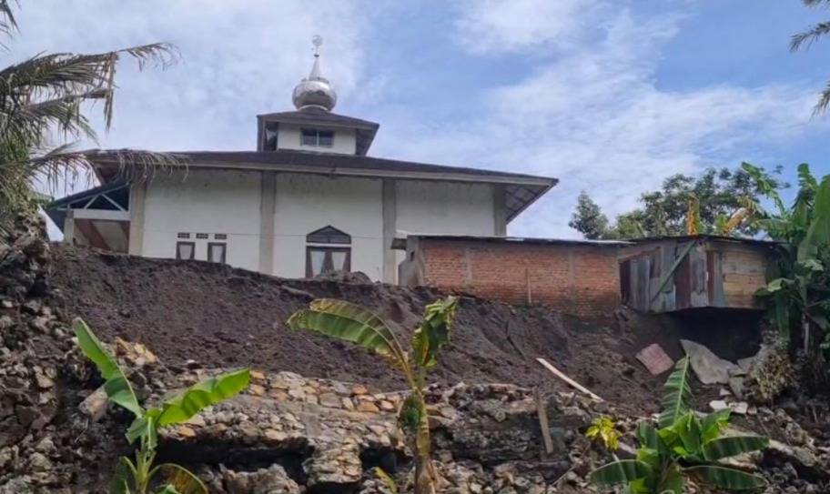 Hujan Deras, Pelapis Tebing Masjid Al-Muttaqin di Kepahiang Rusak Parah Akibat Tanah Longsor