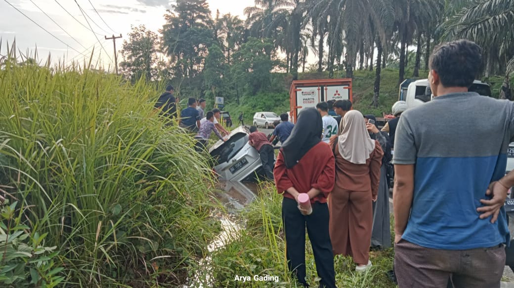 Gara-gara Lubang, Toyota Yaris Berputar 360 Derajat dan Masuk Siring di Jalan Lintas Bengkulu-Manna