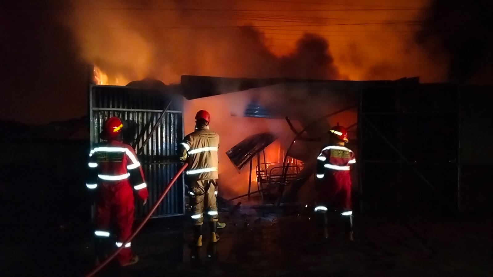 BREAKING NEWS, Gudang Pengepul Barang Bekas di Sawah Lebar Ludes Terbakar