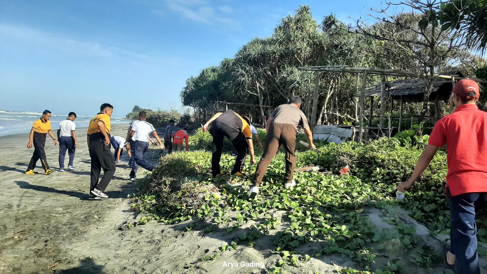 Aksi Bersih Pantai Pasar Seluma Warnai HUT TNI ke-79 