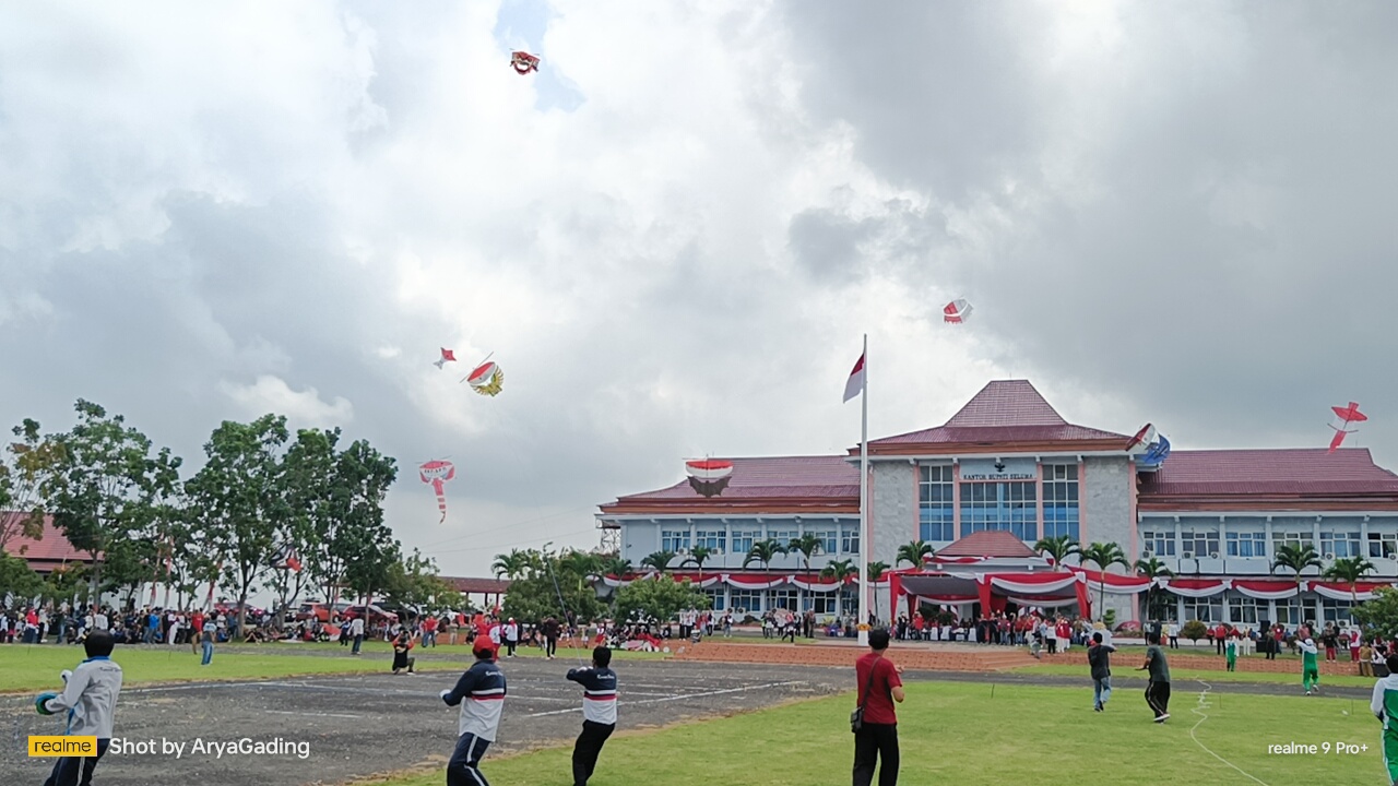 Puluhan Layang-layang Hiasi Langit Kantor Bupati Seluma