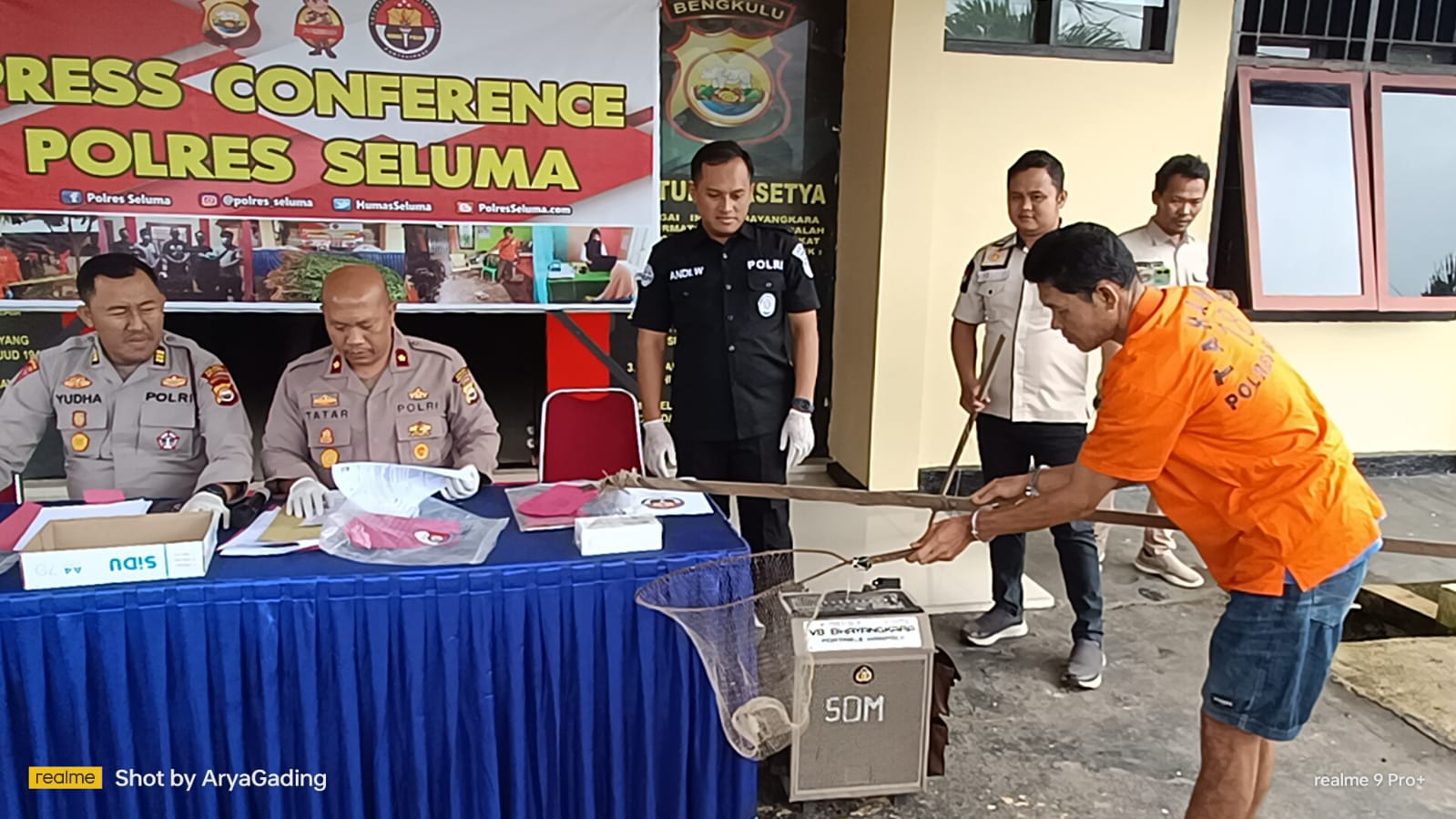 Pencuri Memang Punya Banyak Akal, Pria Ini Berhasil Curi Handphone hanya Menggunakan Tangguk Ikan