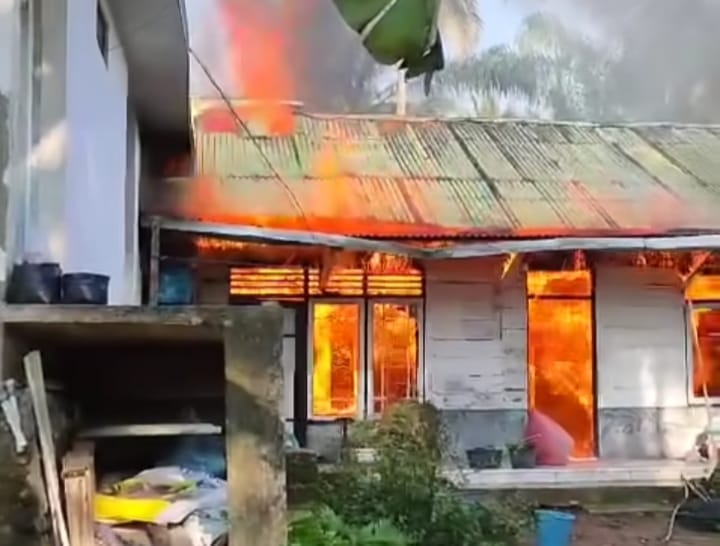 Diduga Karena Tabung Gas Bocor, Satu Rumah dan Ruko di Bukit Berlian Terbakar