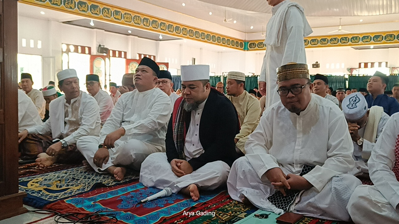 Sholat Idul Adha Bersama Mantan Walikota Bengkulu, Bupati Seluma Serahkan Hewan Kurban