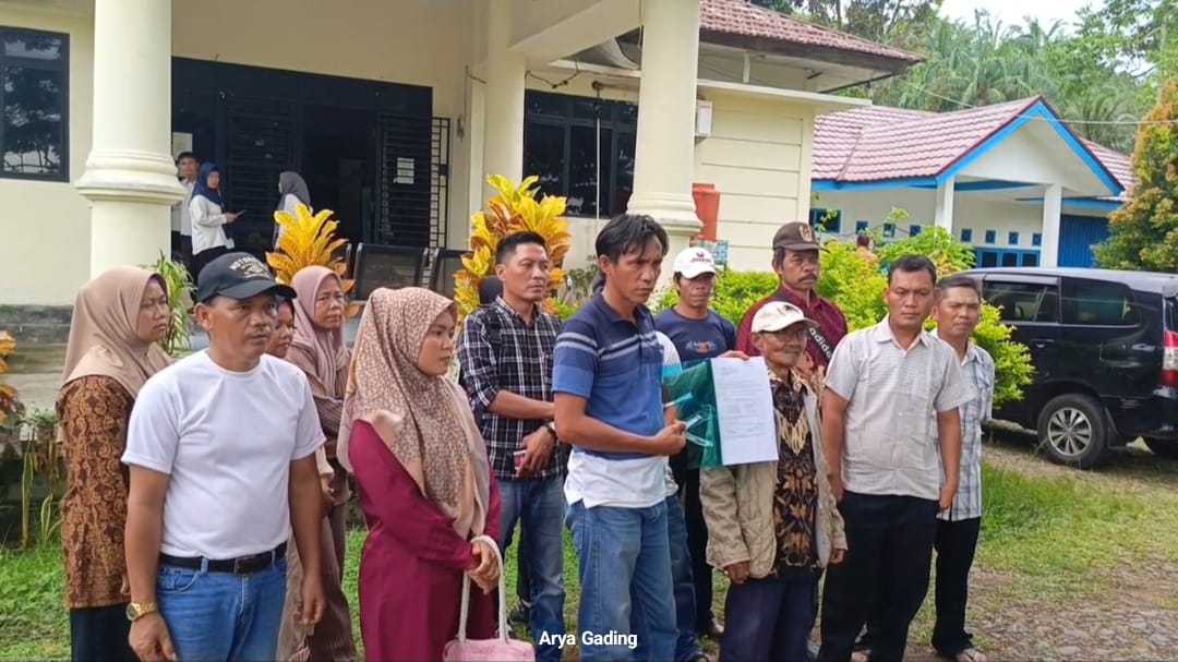 Panas, Perangkat Desa Kemang Manis Geruduk Dinas PMD Seluma