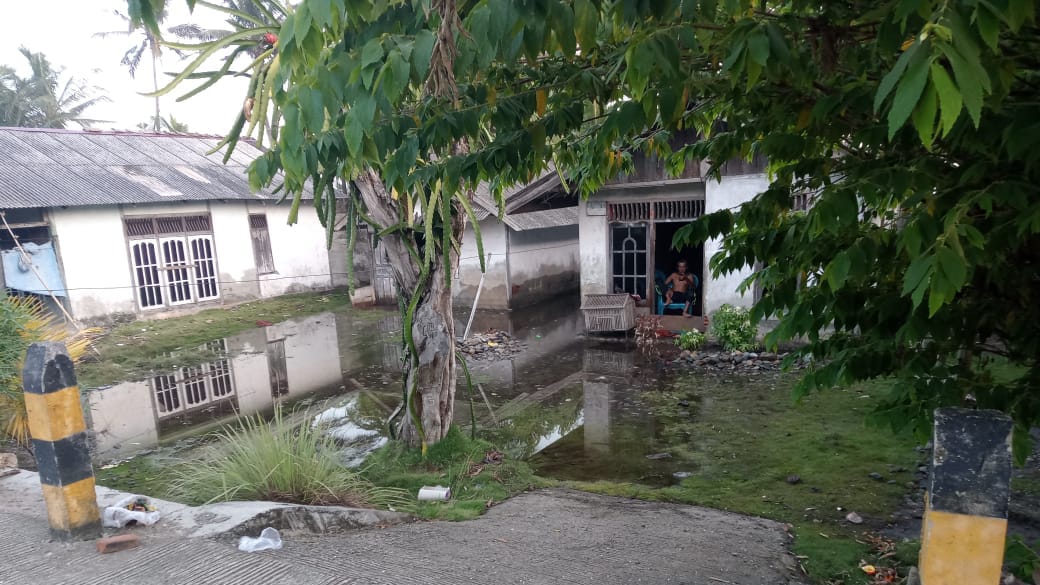 Ratusan Rumah Warga Desa Padang Bakung Terendam Banjir Rob, Air Sumur Tak Layak Dikonsumsi 
