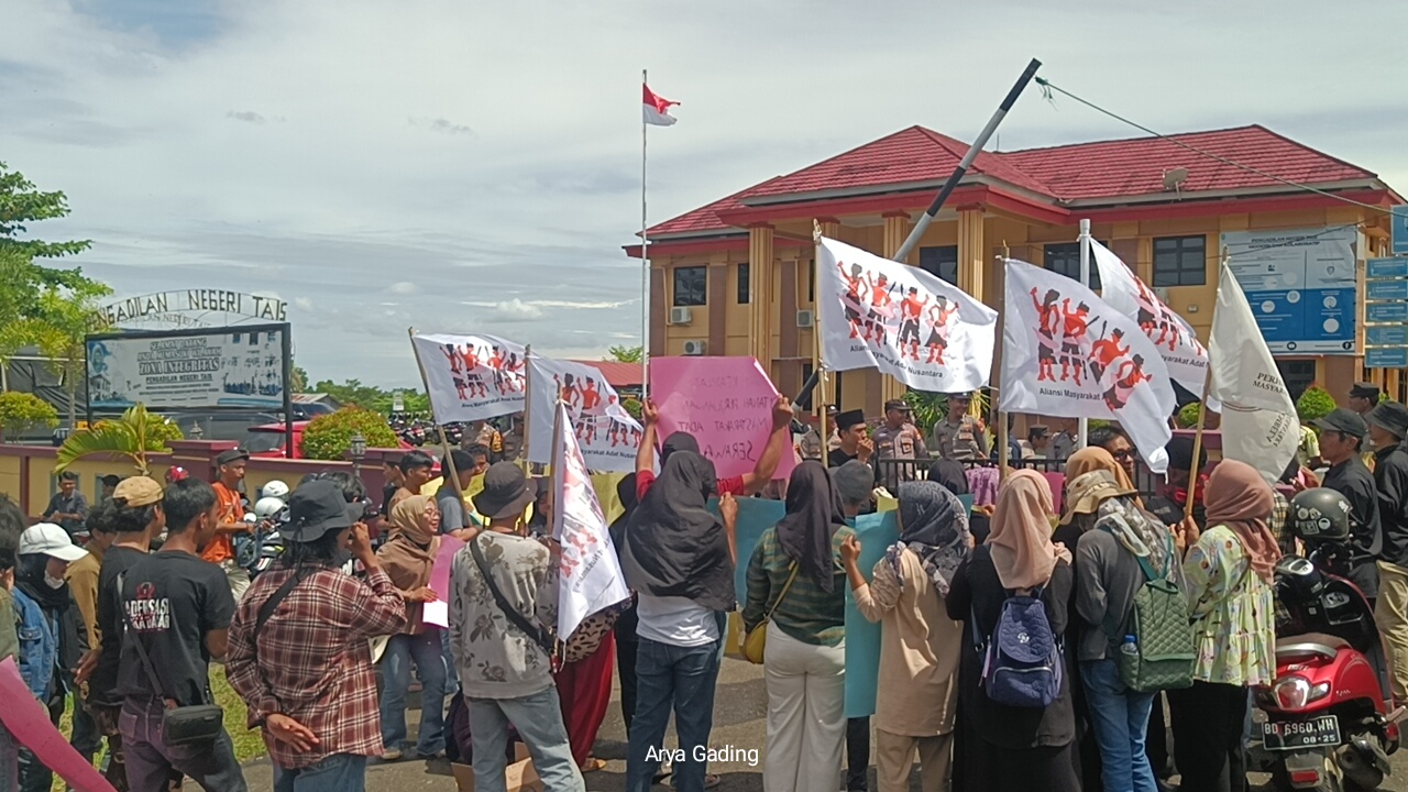 Bentang Nasi Jambar di Depan PN Tais, Massa AMAN Kawal Sidang Kasus Pencurian TBS PTPN VII Talo-Pino