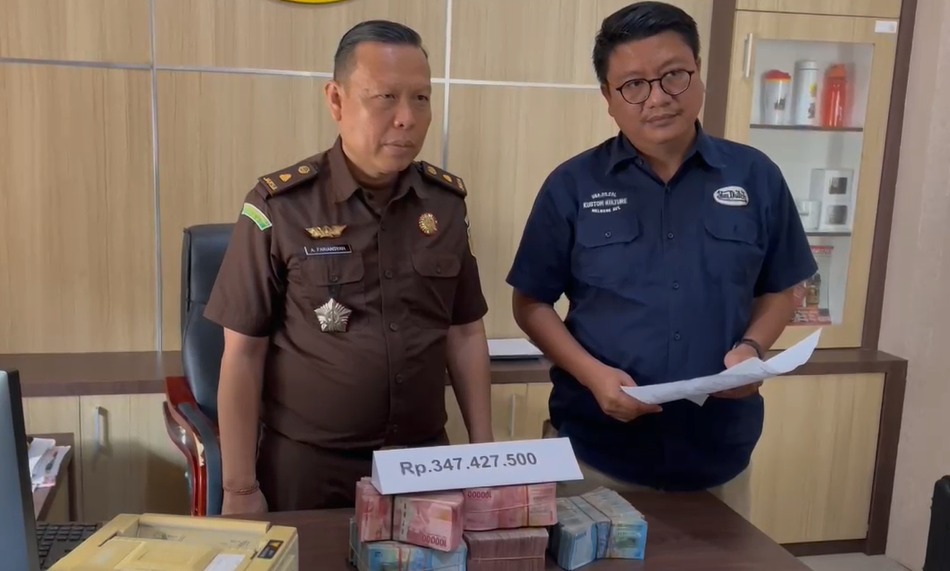 Korupsi Dana BOS, Eks Kepsek SMPN 17 Kota Bengkulu Setor Uang Pengganti dan Denda ke Jaksa