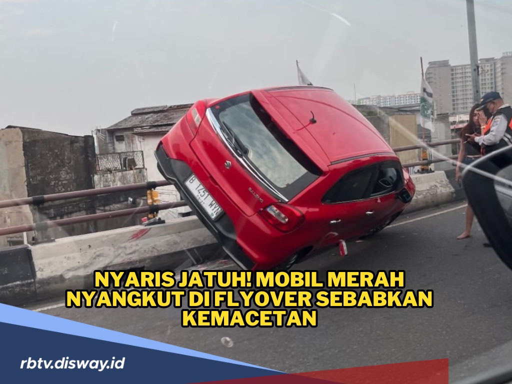 Laka Tunggal Diduga Ngantuk, Mobil Hantam Badan Jalan dan Nyangkut di Flyover