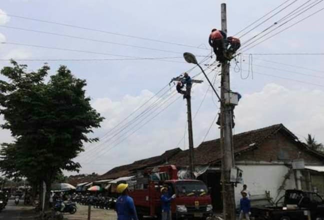 Lahan Dipakai untuk Tiang Listrik, Kita Bisa Ajukan Kompensasi Ganti Rugi