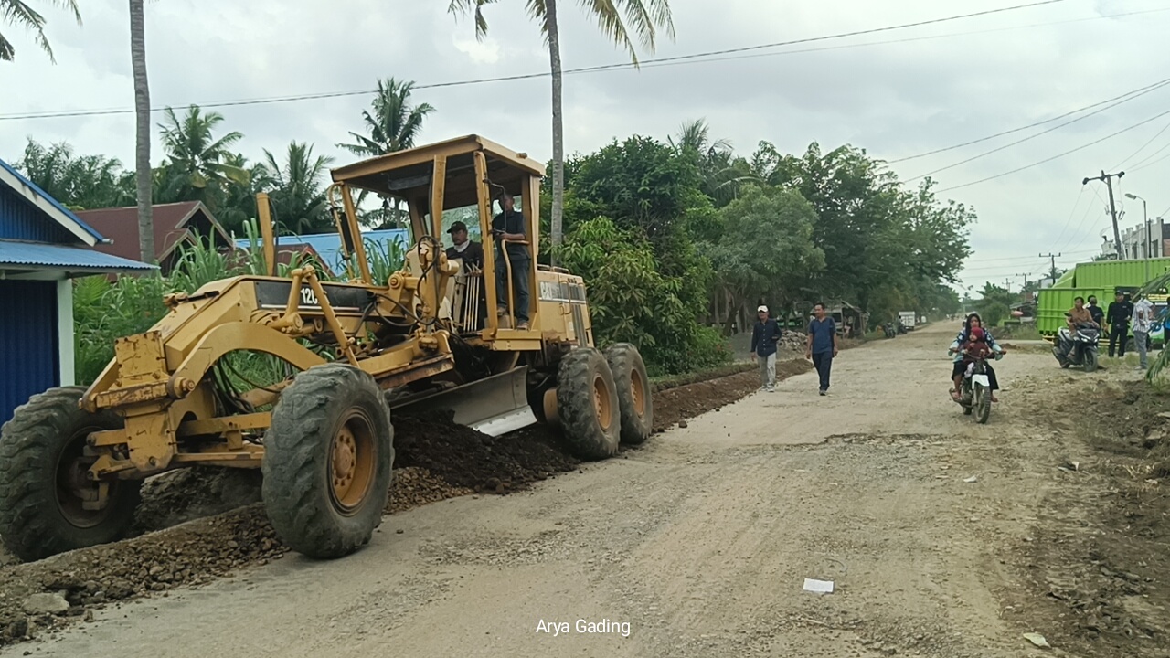 Diinisiasi Anggota DPRD Seluma Wandi, Warga Desa Riak Siabun Swadaya Rehab Jalan Link Provinsi Bengkulu