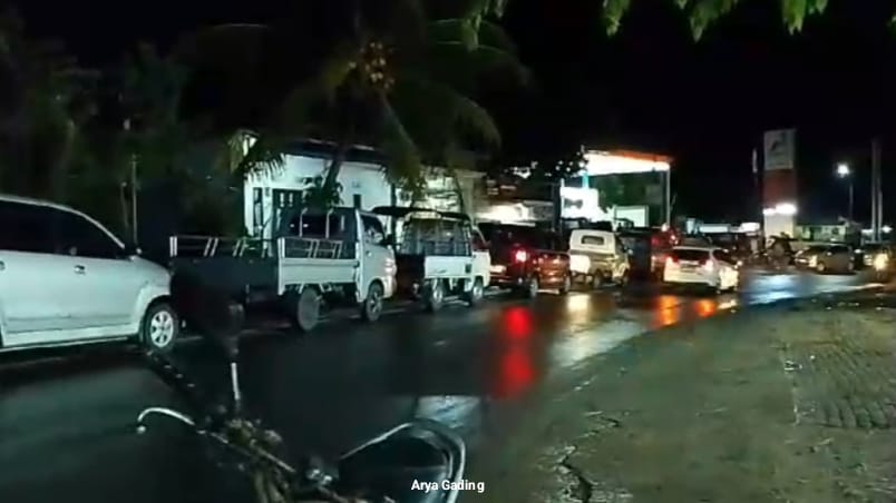 Jalinbar Seluma Macet Akibat Antrean BBM di SPBU Masmambang, Kendaraan Tangki Modifikasi Terlihat Berkeliaran