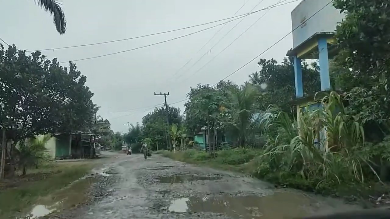 Sudah Mau Pilkada Lagi, Jalan di Kecamatan Ilir Talo Masih bak Kubangan