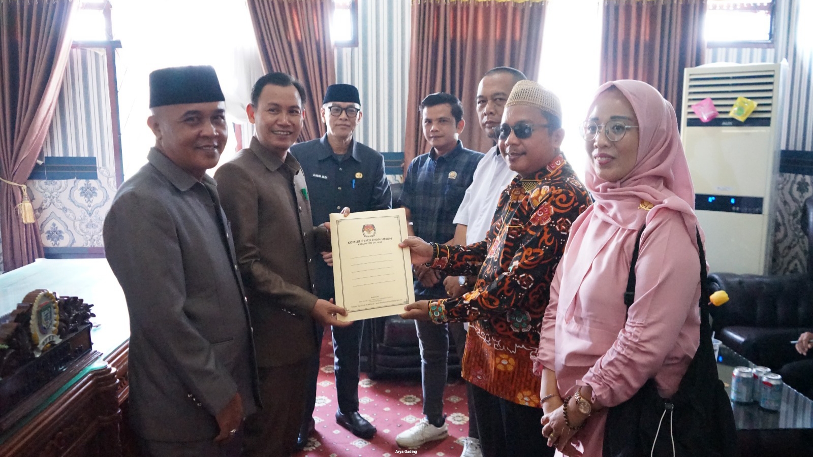 KPU Seluma Serahkan Dokumen Penggantian Antar Waktu Almarhum Ramadhansyah ke DPRD    