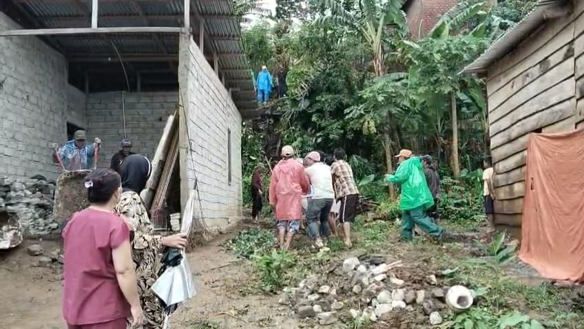 Cuaca Ekstrem, Rumah di Kepahiang Jebol Terkena Tanah Longsor 