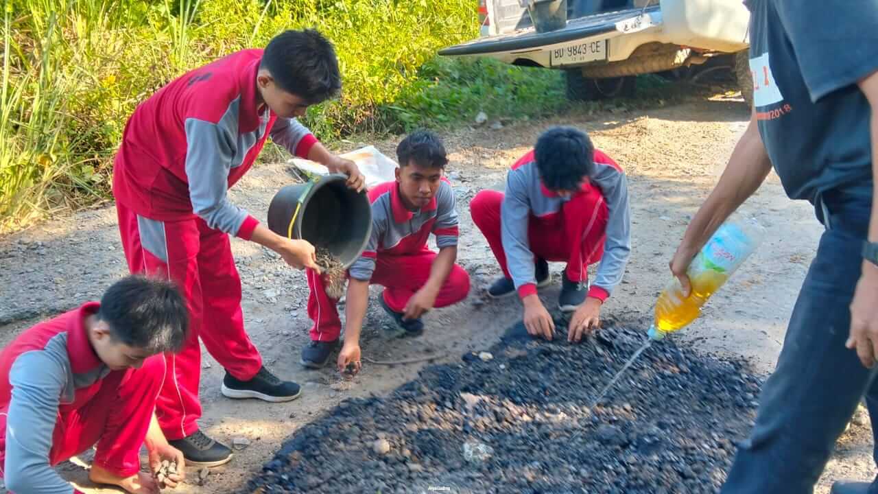 Pelajar SMKN 1 Seluma Nambal Jalan Rusak Pakai Aspal Bekas