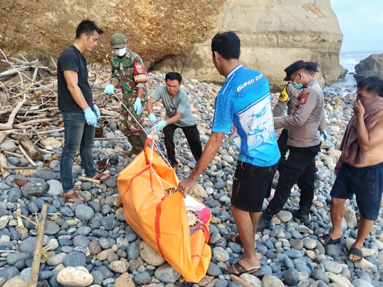 Mayat Tanpa Identitas Ditemukan di Perairan Muara Pantai Kaur