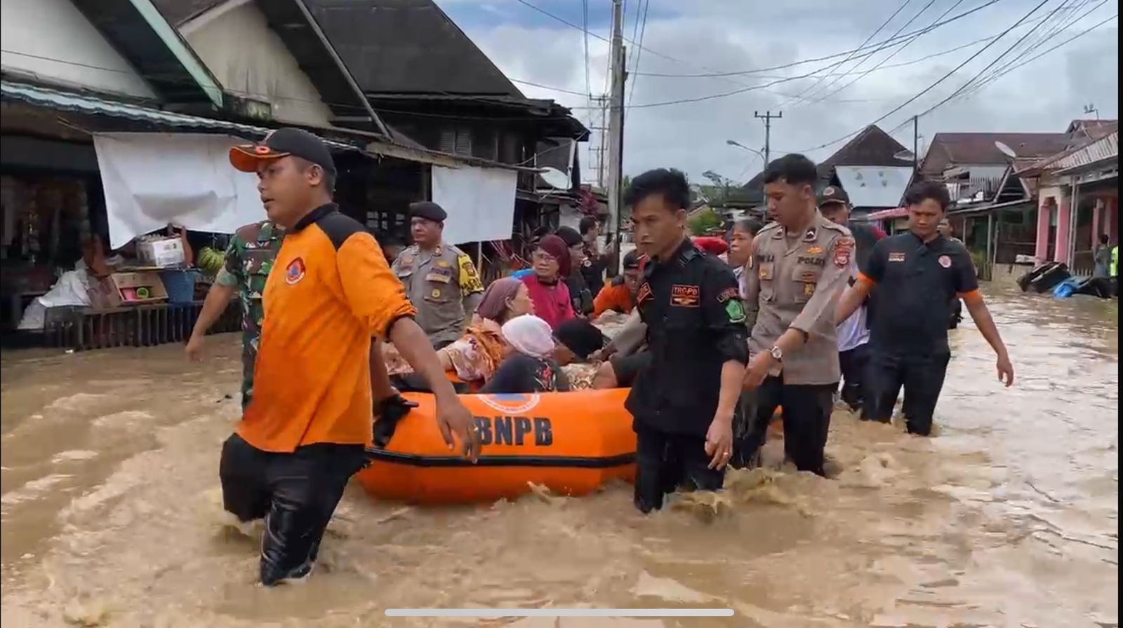 Bencana Kabupaten Lebong, Air Berangsur Surut lalu Menyusul Longsor dan Jembatan Putus 
