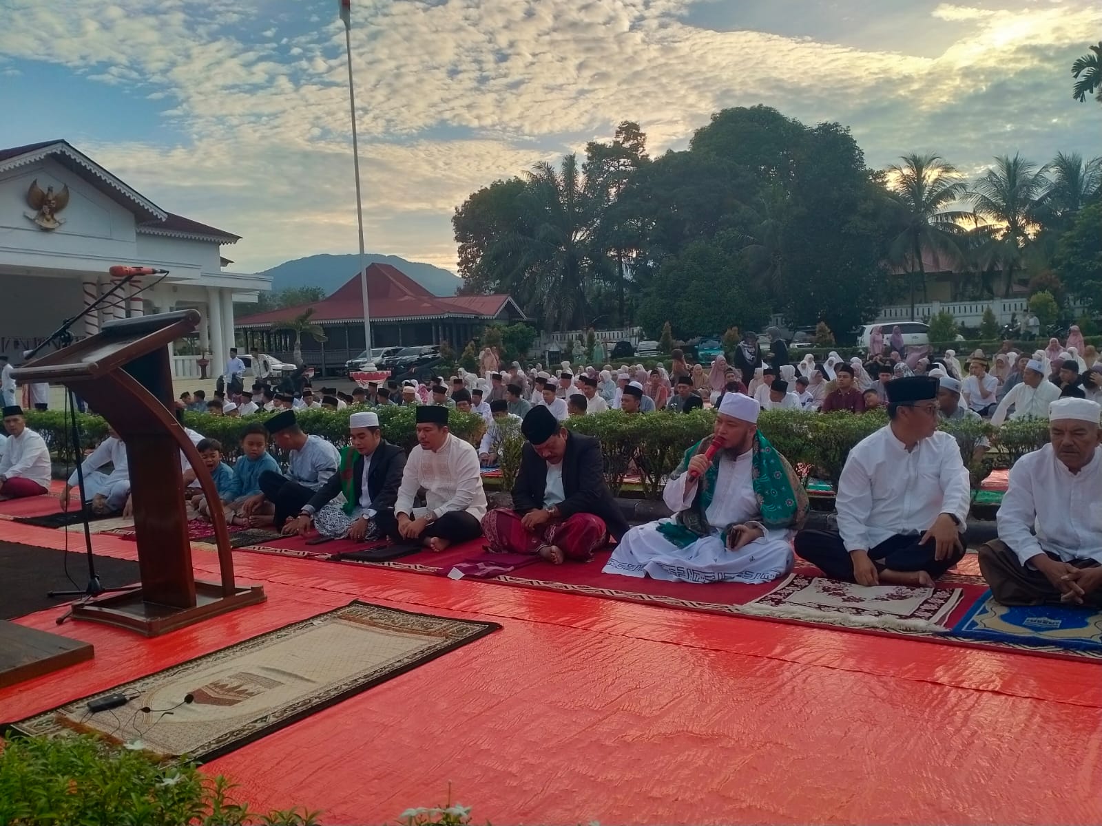 Sholat Idul Fitri di Balai Daerah, Bupati Mian Gelar Open House Undang Warga
