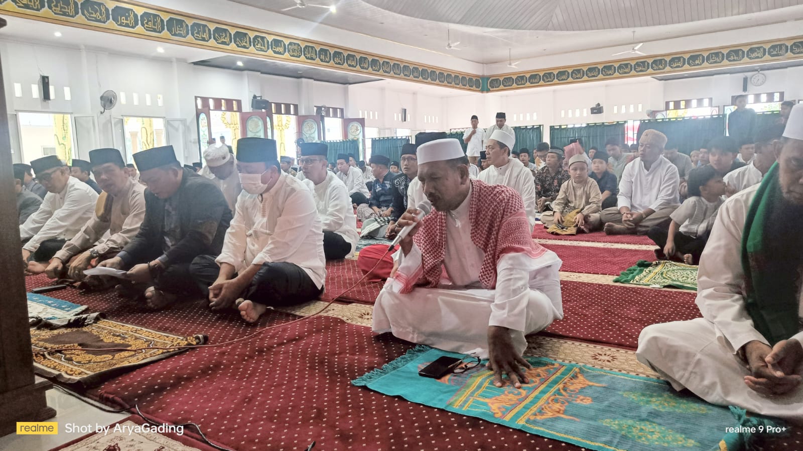 Bupati Wabup dan Ketua DPRD Seluma Salat Idul Fitri di Mesjid Agung Baitul Falihin 