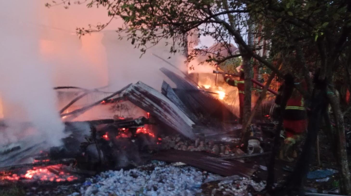 Rumah Semi Permanen di Sumber Jaya Terbakar, Diduga Korsleting Listrik