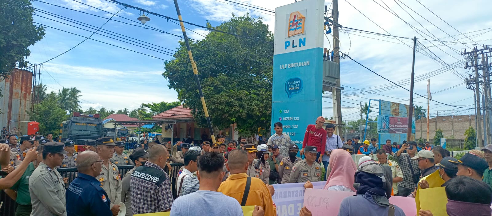 Listrik Rutin Padam, Warga Maje dan Nasal Kabupaten Kaur Geruduk Kantor PLN Bintuhan