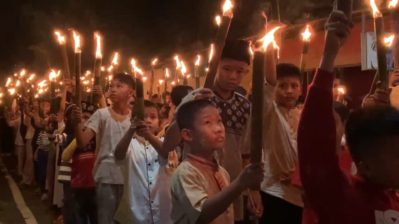 Momen Pawai Obor Meriahkan Malam Takbiran Warga Lempuing Kota Bengkulu