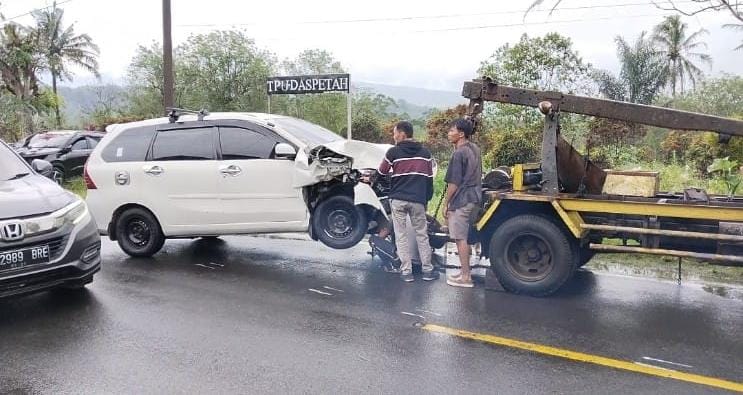 Dua Mobil Tabrakan, Satu Terguling, Hati-hati Melintas di Kepahiang!!!