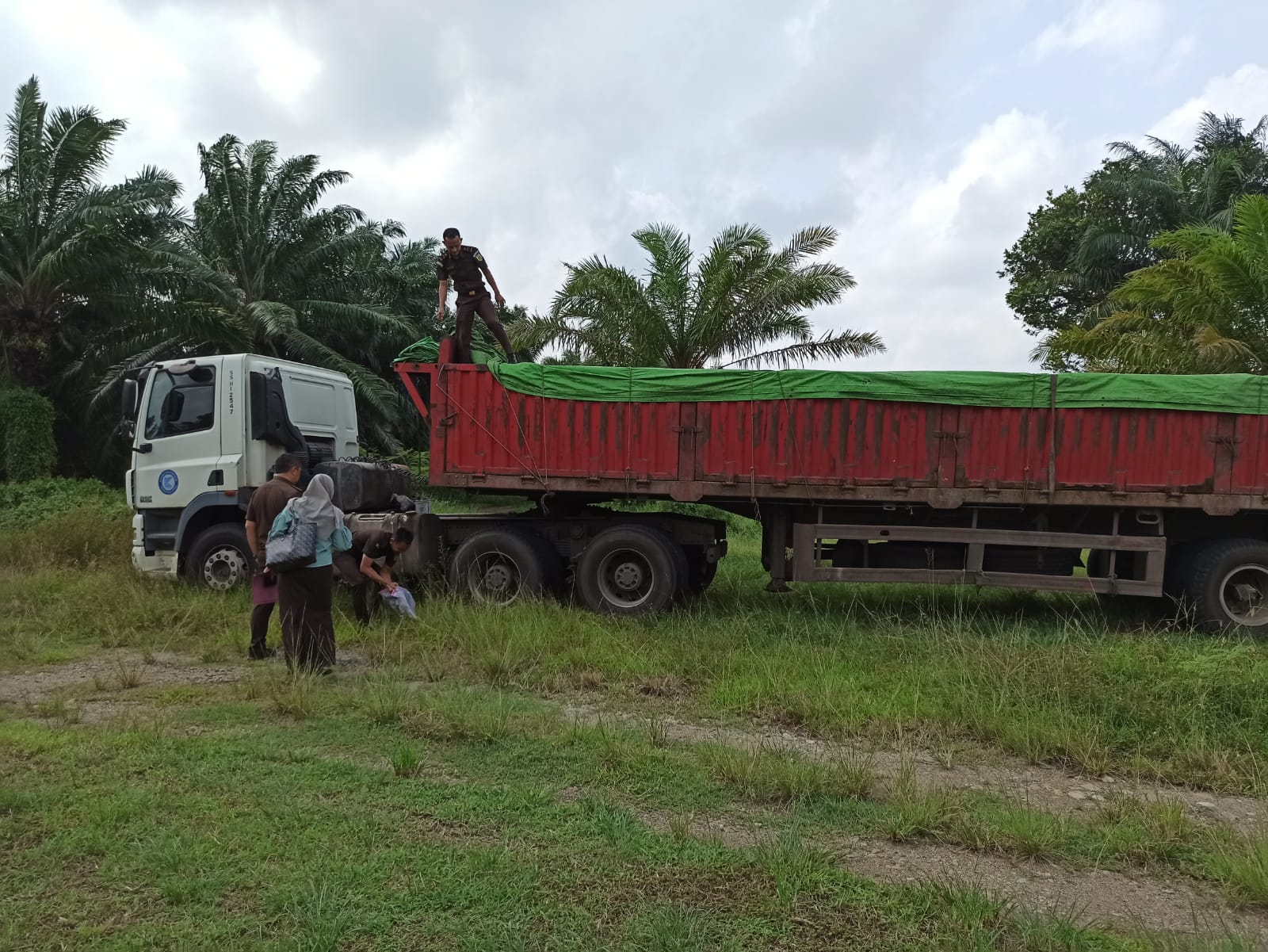 Truk Muatan Batu Diamankan Polisi, Sopirnya Diproses, Apa Salahnya?