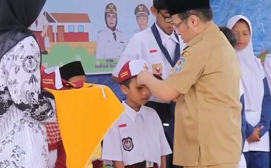 8.130 Siswa TK hingga SMP di Kabupaten Mukomuko Terima Seragam Gratis