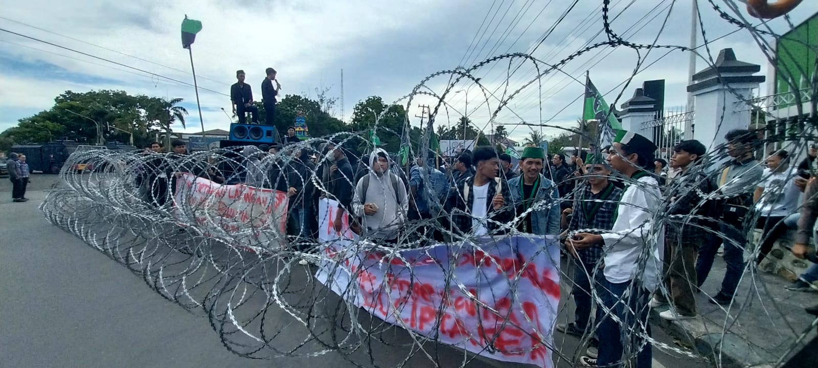 Tolak UU Cipta Kerja, Ratusan Kader HMI Cabang Bengkulu Demo di DPRD Provinsi