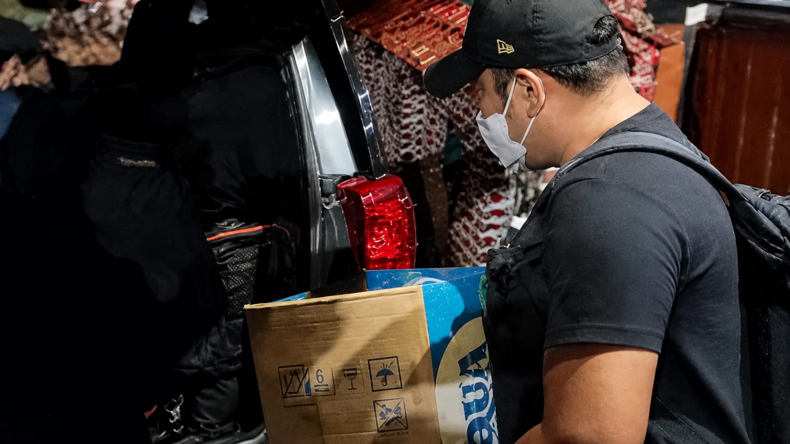 KPK Bawa 4 Koper Hasil Geledah Rumah Arif Gunadi Mantan Pj Walikota Bengkulu