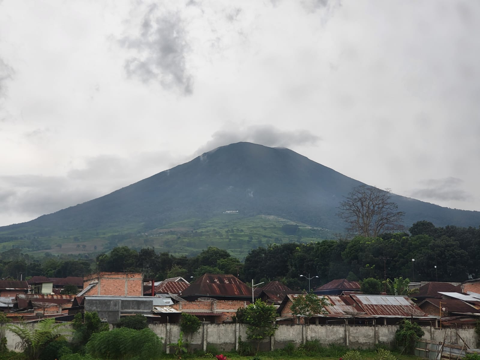 WASPADA, Gunung Dempo Erupsi, Warga Diminta Tidak Beraktivitas dalam Radius 1 Kilometer