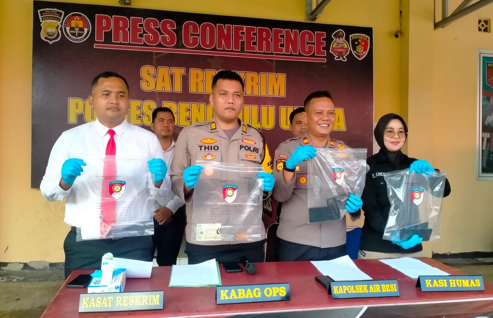 Barang Bukti OTT Rp 4 Juta, Oknum Sekcam Dikenakan Pasal Pemerasan, Oknum LSM Masih Diburu