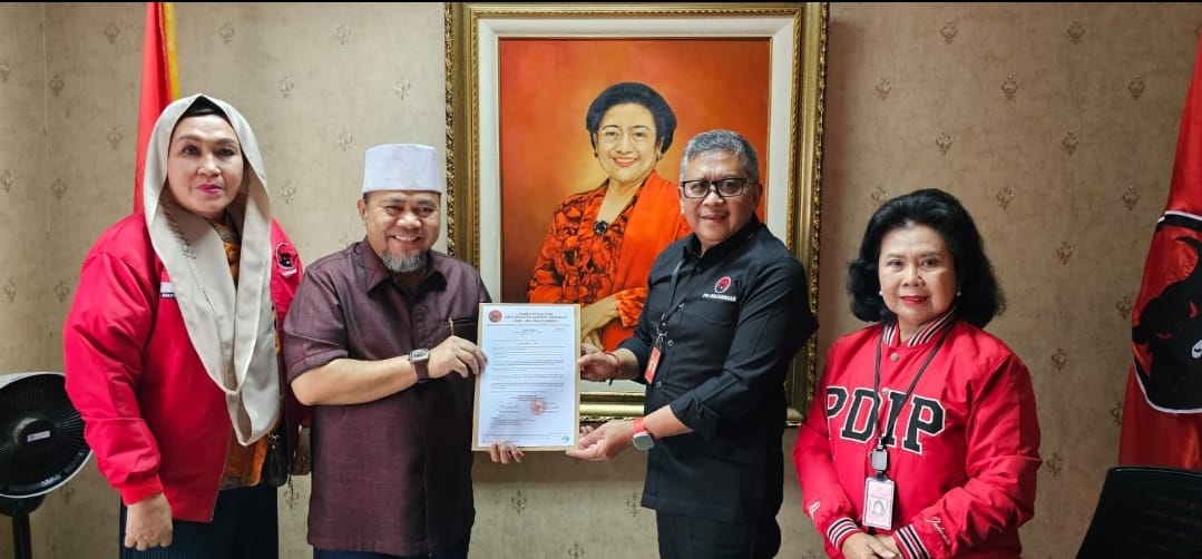  Helmi-Mian Terima Surat Tugas dari Sekjen PDI Perjuangan Hasto Kristiyanto untuk Pilgub 2024