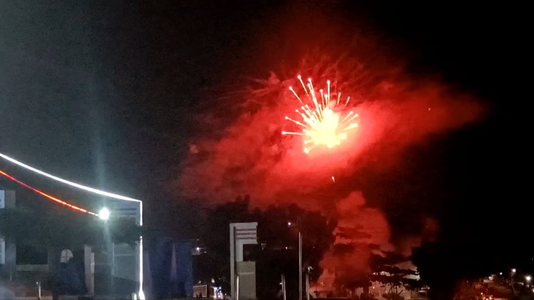 Pesta Kembang Api Meriahkan Puncak Malam Tahun Baru di Kota Tais