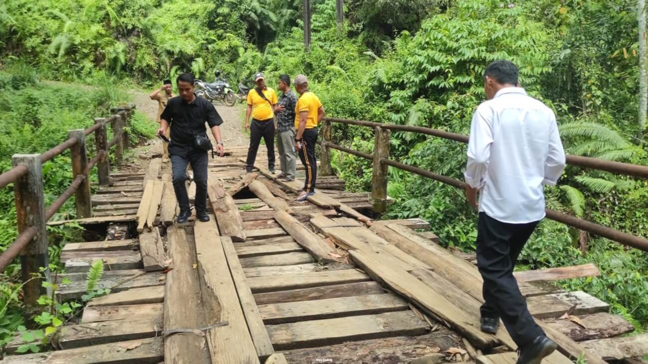 Kapolres Seluma Turun Tangan Tinjau Jembatan Air Paungan yang Rusak Parah