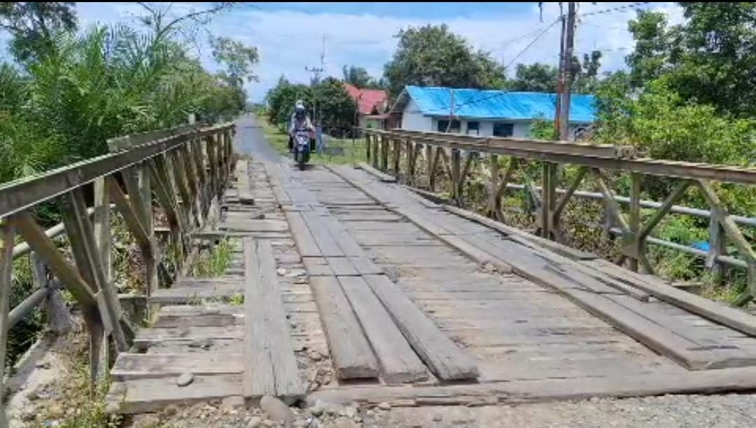 Curhat Kades Tentang Kondisi Jembatan Penghubung Desa Pondok Batu Kabupaten Mukomuko