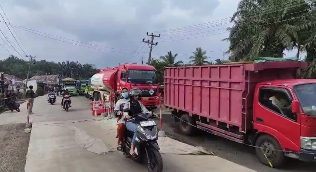 Jembatan Darurat di Desa Pondok Kelapa Selesai Diperbaiki, Mobil Sudah Bisa Melintas