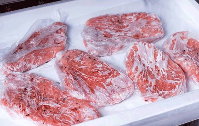 Cuci Tangan Sebelum Sentuh Daging, Berikut Beberapa Cara Menyimpan Daging Kurban Agar Tahan Lama