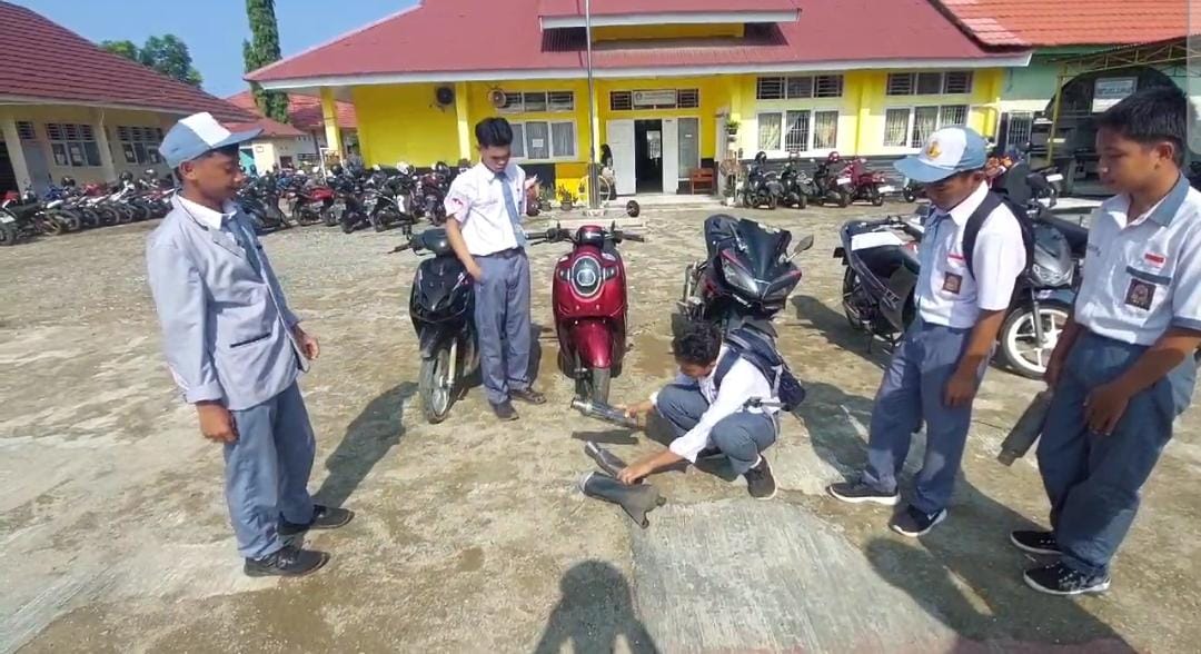 Ada yang Aneh, Siswa SMKN 2 Bengkulu Tengah yang Pakai Motor Knalpot Brong Rela Hancurkan Knalpot, Ada Apa? 