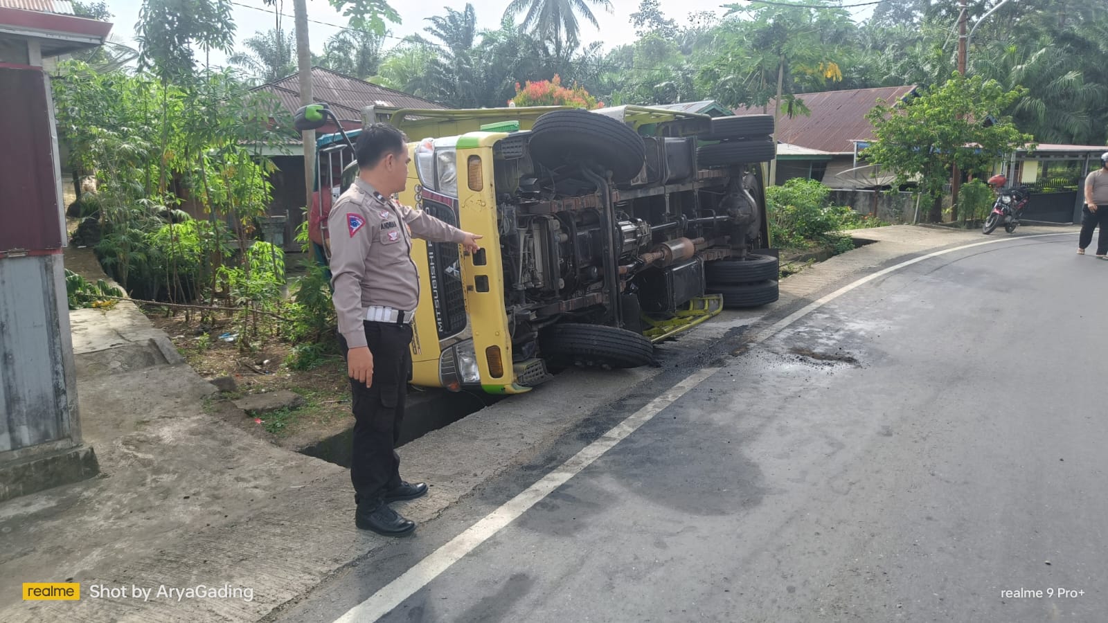 Truk Muatan Cabai dan Salak Asal Temanggung Terguling di Seluma