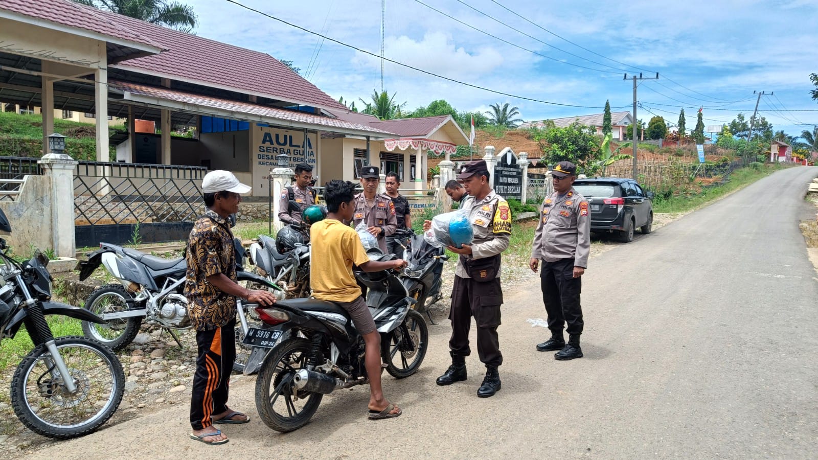 Terima Kasih Pak Polisi, Puluhan Pengendara Dapat Helm Gratis