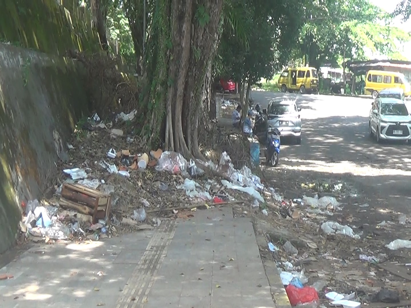 Pasca Festival Tabut, Sampah Pedagang Masih Berserakan di Tepi Jalan 